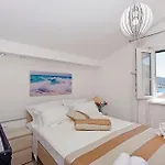 Valentina 特罗吉尔